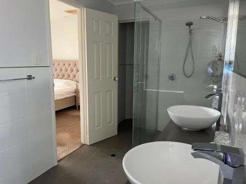 珀斯Applecross 2 Bedrooms by Swan River的一间带水槽和玻璃淋浴的浴室