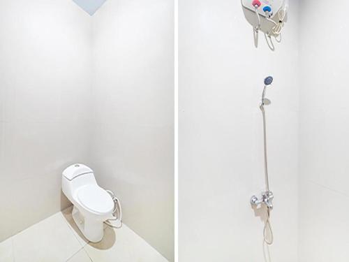 棉兰Sg Premium Guest House By Helocus的两幅带卫生间和摄像头的浴室的图片