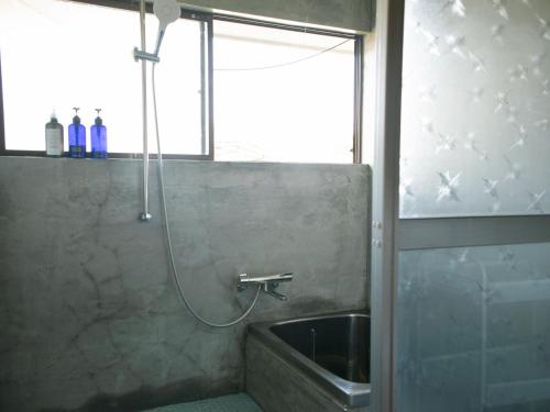 Shimo-ōzu范冰冰 ファン・ビンビン的带浴缸和盥洗盆的淋浴浴室