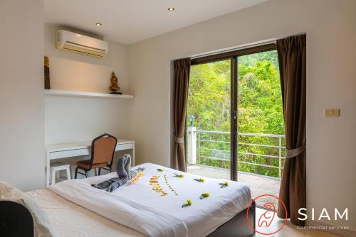苏梅岛Chaweng Hill Apartment 2Br & Private Pool的一间卧室设有一张床和一个大窗户