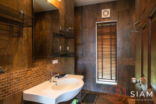 苏梅岛Chaweng Hill Apartment 2Br & Private Pool的一间带水槽和镜子的浴室