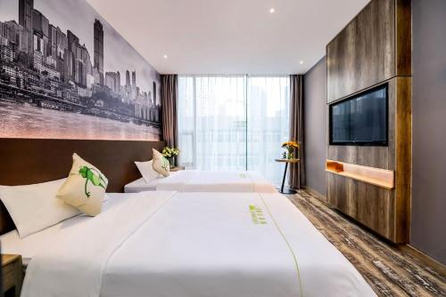 重庆何夜青旅酒店（重庆店）的一间酒店客房,设有两张床和电视