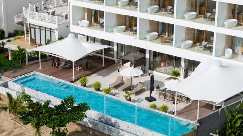 卡农Elite Atoll Khanom - Luxury Coastal Escape的享有带游泳池的建筑的空中景致