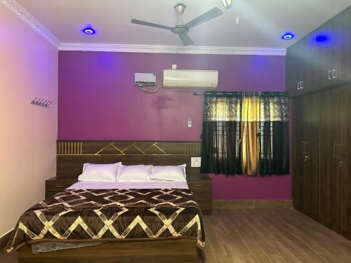 Jothi Cottage -HomeStay的一间卧室设有一张紫色墙壁和天花板的床。