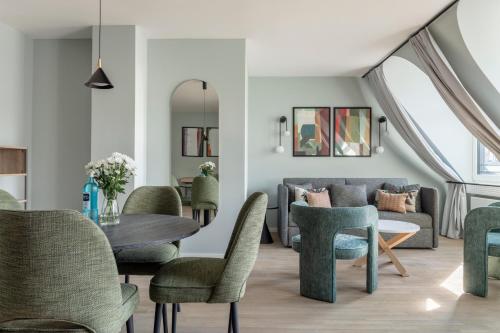 慕尼黑numa I Blend Apartments的客厅配有桌椅和沙发