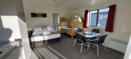 奥玛拉玛奥玛拉玛十佳度假公园酒店的小房间设有一张床和一张桌子