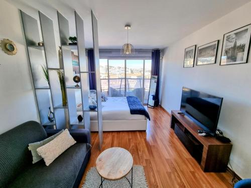 马赛Appartement T1 Marseille Prado Chanot Plage的客厅配有床和沙发