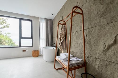 舟山听涧·登观海景Villa设计师酒店的浴室设有壁边的浴缸。