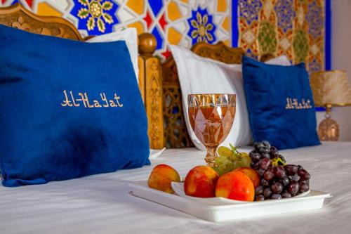 布哈拉AL-HAYAT的床上的水果盘,带葡萄酒杯