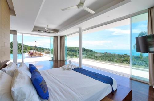 苏梅岛White Tiger Villa的一间卧室设有一张床,享有海景