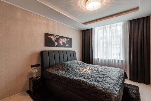 塔林LuxeCityApartment的一间卧室设有一张床和一个窗口