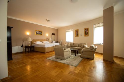 VogošćaHotel Home Story Sarajevo, Vogošća的客厅配有沙发和1张床