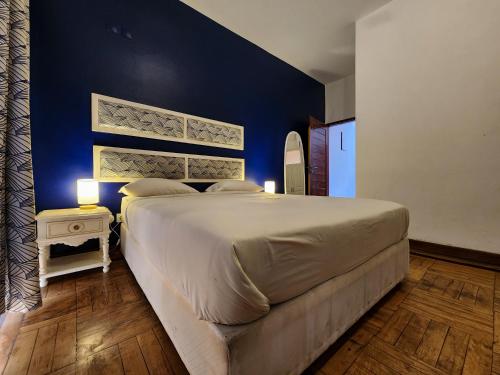 马普托La Casa Moz的一间卧室设有一张蓝色墙壁的大床