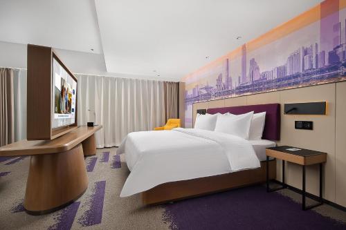 广州广州火车站希尔顿欢朋酒店的酒店客房设有一张大床和一台电视。