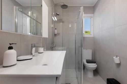 古维亚Sundial house的白色的浴室设有水槽和卫生间。