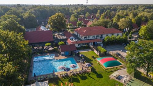 迪森Hotel & Restaurant - Auberge De Hilver的享有带游泳池的房屋的空中景致