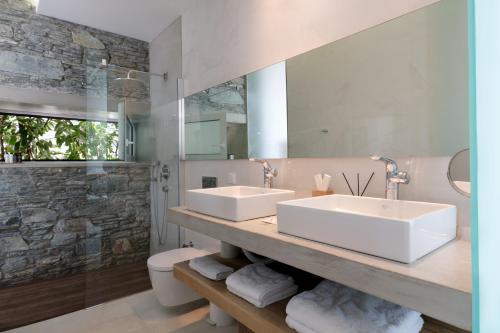 普洛马里翁A - Luxury Villas的一间带两个盥洗盆和大镜子的浴室