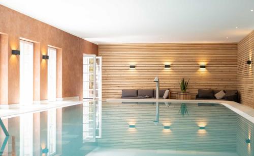 巴伦施泰特Bernstein Schlosshotel Ballenstedt的一座带木墙的房子中的游泳池