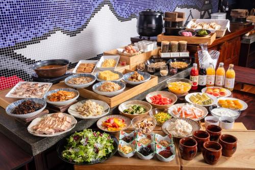 松本松本花月酒店的自助餐,桌上摆着许多碗食物