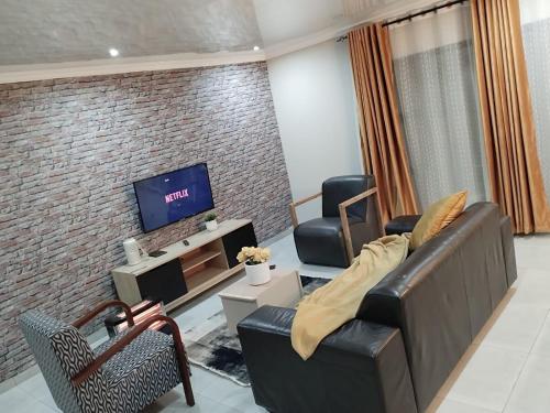 塞昆达Tshepang Apartments Secunda的带沙发和电视的客厅