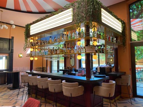 斯特拉斯堡ClapClap Hôtel, Food & Bar的酒吧餐厅,带白凳