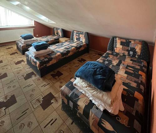 陶拉格Deizė的一间房间,设有三张双层床,房间带有健忘症