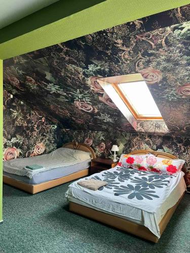 陶拉格Deizė的一间卧室设有两张床和鲜花墙