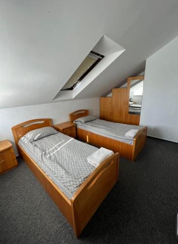 陶拉格Deizė的一间房间,有三张床