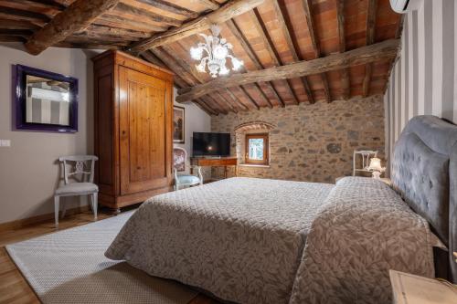 MarlianaShaleo, Casa indipendente con piscina privata, Marliana的一间卧室配有一张床,并在一间客房内配有电视。