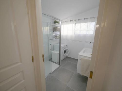 夏约法Chalet Sonnen-Zeit的白色的浴室设有卫生间和水槽。