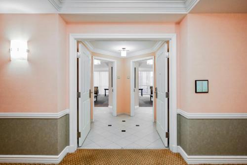 拉斯维加斯NO RESORT FEES-MGM StripView Adjoining Suites F1 View的走廊设有粉红色的墙壁和白色的天花板