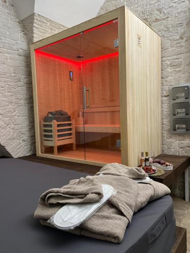泰尔利齐Augustus luxury suite的浴室设有淋浴,床上配有毛巾