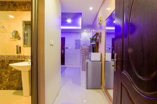 达曼Swat Hotel Apartments的一间带卫生间、水槽和门的浴室