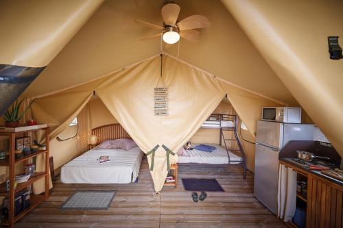 Bédouès特梅勒营地酒店的帐篷配有两张床和吊扇