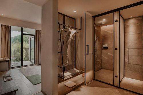 德清听涧·莫干山轻奢设计民宿的浴室设有步入式淋浴间,位于玻璃门旁