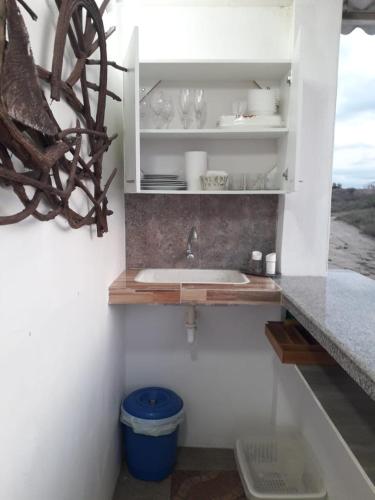 圣埃莱纳Mia's-Lodge 2的厨房设有水槽和餐具架