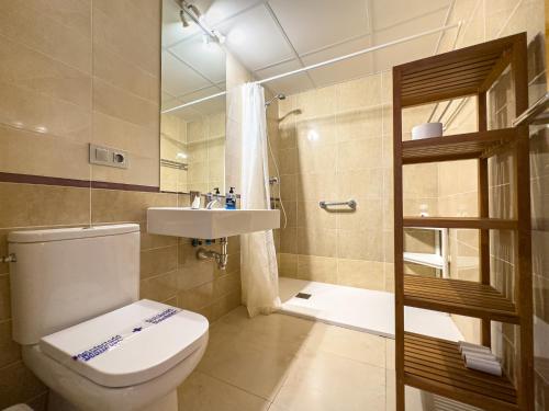 托罗克斯科斯塔Penthouse by the beach的浴室配有卫生间、盥洗盆和淋浴。