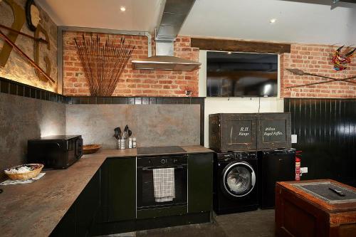 沙夫茨伯里Snobs and Rebels Apartments的厨房配有洗衣机和洗衣机。