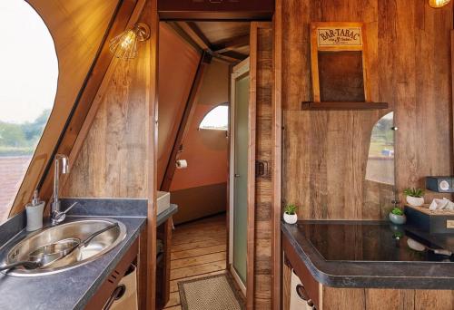Bédouès特梅勒营地酒店的一间带水槽和台面的浴室