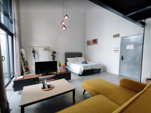 八打灵再也Spacious City Duplex 2 to 6pax, 1U-Ikea-Curve, Netflix的客厅配有床和沙发