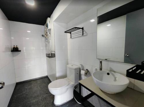八打灵再也Spacious City Duplex 2 to 6pax, 1U-Ikea-Curve, Netflix的浴室配有白色卫生间和盥洗盆。