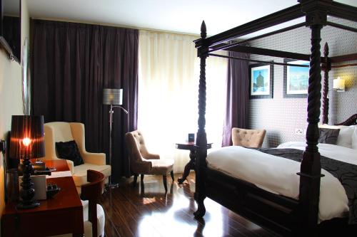 贝尔马利特塔尔波特酒店的酒店客房,配有一张床、一张桌子和椅子