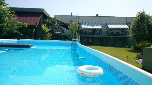 阿赫洛伊Aheloy Apartments的一座大型蓝色游泳池,水中有一个白色的物体