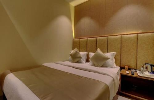 孟买Hotel Amber Suite Near Mumbai Airport的配有两张枕头的床的酒店客房