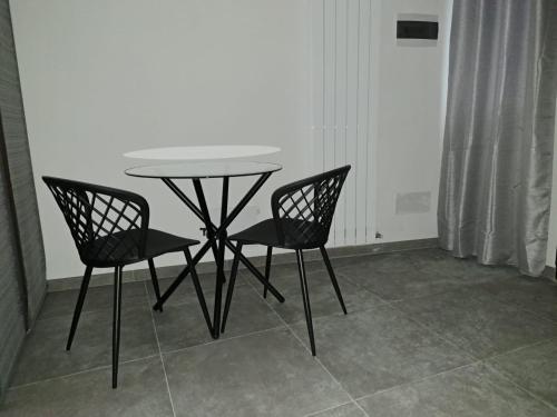 摩德纳Alloggiamo的一张桌子和两张椅子
