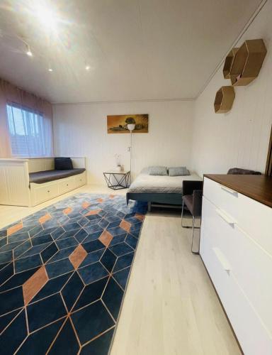 埃格尔松Vadlåsveien 4的一间卧室配有一张床和一张大地毯