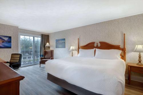 埃德门兹顿埃德蒙斯顿戴斯酒店的酒店客房设有一张床和一个阳台。