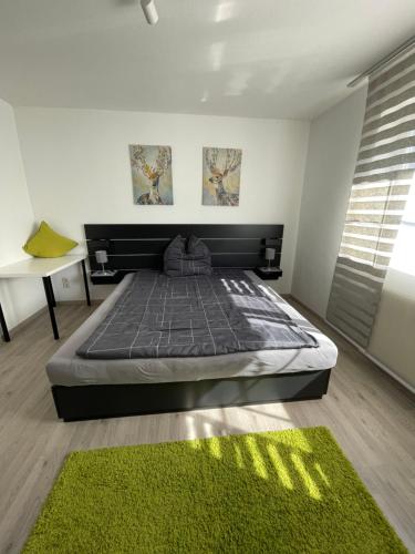 WeitnauBodos-Auszeit的一间卧室配有床和绿色地毯