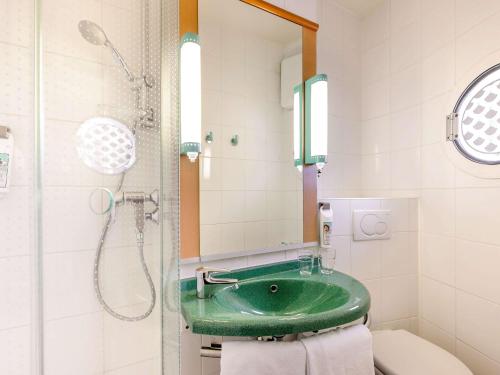 埃森埃森中央车站宜必思酒店的一间带绿色水槽和淋浴的浴室