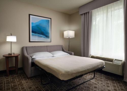 萨默塞特萨默塞特希尔顿酒店霍姆伍德套房酒店的酒店客房设有床和窗户。